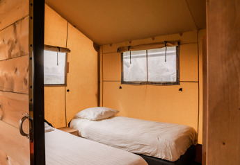 Indvendigt billede af et glamping telt med to enkeltsenge i Holiday park Eigen Wijze, Holland.