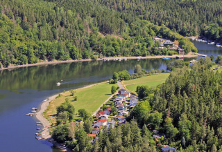 Vue aérienne du parc de vacances BoerenBed Hohenwarter Seehof près d'une rivière, forêt en Thuringe, Allemagne.