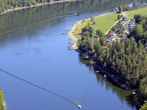 Luftaufnahme vom Ferienpark BoerenBed Hohenwarter Seehof am Seeufer in Thüringen, Deutschland mit Booten.