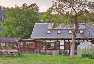 Gezellig huisje met serre aan BoerenBed Hohenwarter Seehof vakantiepark in Thüringen, Duitsland.