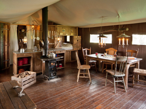 Acogedora cabaña rústica con estufa de leña, muebles de madera y comedor en Thuringia, Alemania.