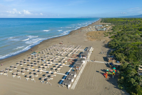 Vista aerea della spiaggia e della zona resort nel villaggio Sandaya Etruria in Toscana, Italia.
