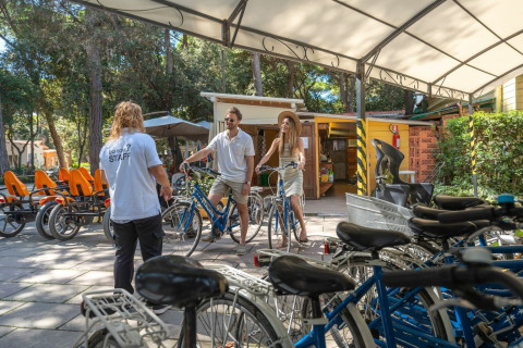 Ospiti ricevono istruzioni sul noleggio biciclette al villaggio Sandaya Etruria, Toscana, Italia.