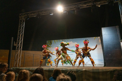 Spettacolo di danza polinesiana al Sandaya Etruria, parco vacanze in Toscana, Italia, davanti al pubblico.