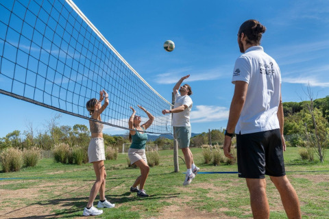 Persone giocano a pallavolo all'aperto al villaggio turistico Sandaya Etruria in Toscana, Italia.