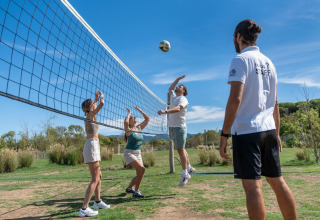 Des personnes jouent au volley-ball en plein air au Sandaya Etruria, parc de vacances en Toscane, Italie.