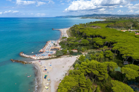 Luchtfoto van Sandaya Toscana Bella vakantiepark in Toscane, Italië, met strand en weelderig bos.