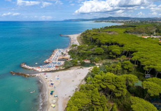 Luftfoto af Sandaya Toscana Bella feriested i Toscana, Italien med strand, hav og grønne træer.