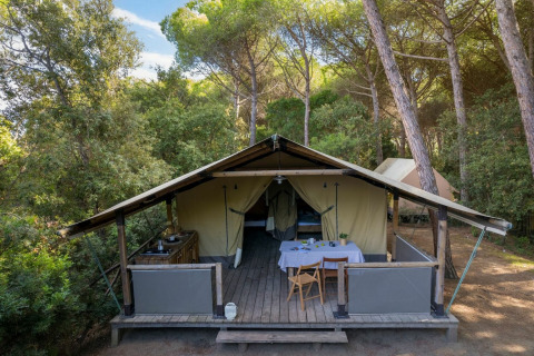 Safari-Zelt Tent Kenya bei Sandaya Etruria in Italien, umgeben von Pinien und Natur.