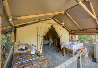 Innenraum des Safari-Zeltes Tent Kenya im Sandaya Etruria, Italien, mit Küche und Essbereich.
