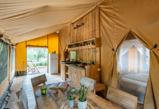 Indvendigt billede af et safari telt ved Country Lodge Large på Sandaya Etruria med køkken og soveværelse.