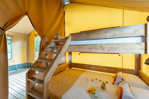 Indretning af et stort Country Lodge safari-telt med køjeseng på Sandaya Etruria i Italien.