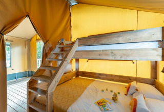 Binnenkant van een ruime Country Lodge safaritent met stapelbed bij Sandaya Etruria in Italië.