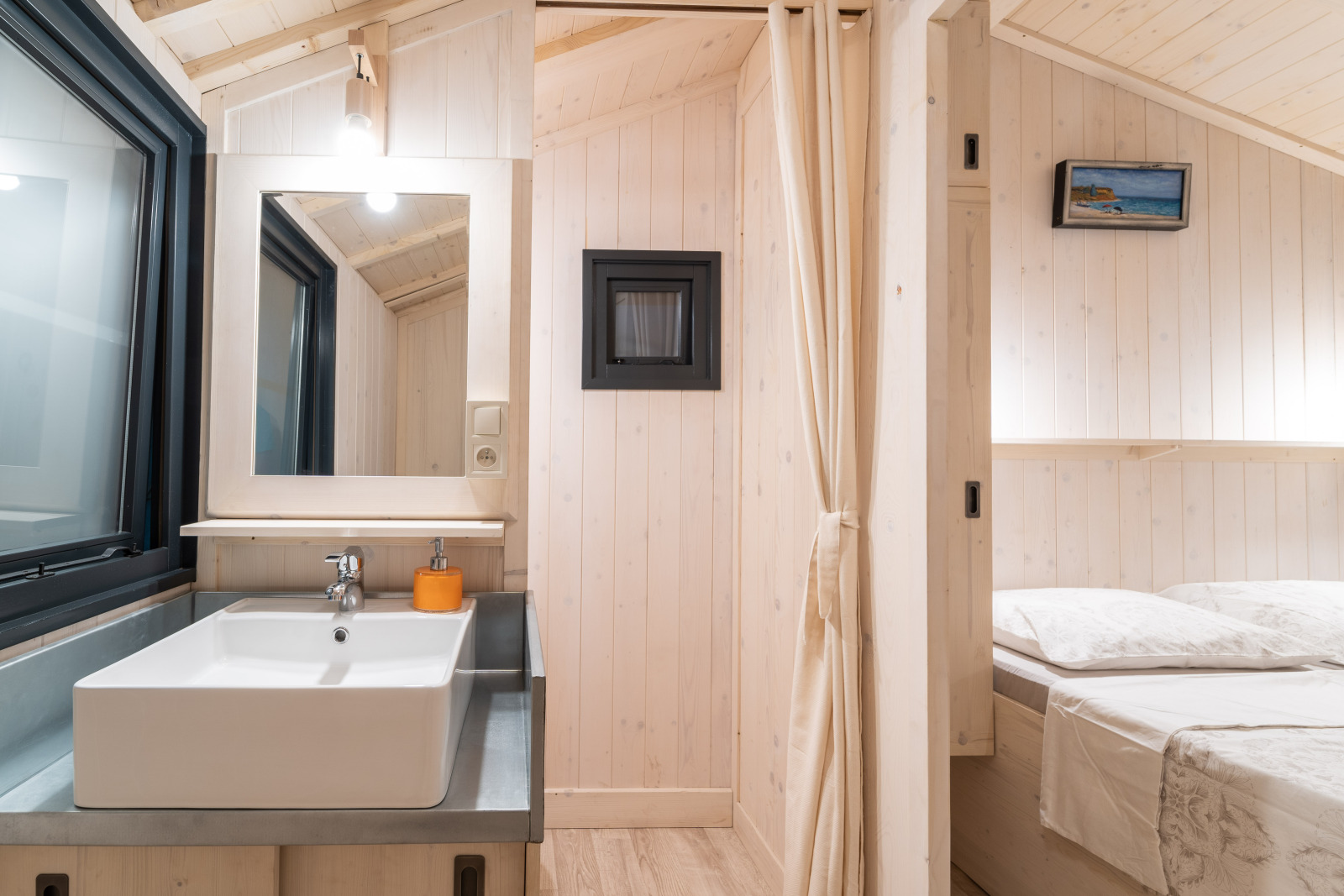 Licht en modern interieur met wastafel en slaapkamer in Minca cabin Jacuzzi & Valley View, Camping Domaine de la Faurie.
