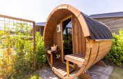 Sauna de barril al aire libre en Villa Waterzicht Luxe con sauna, parque vacacional Molenvelden, Países Bajos