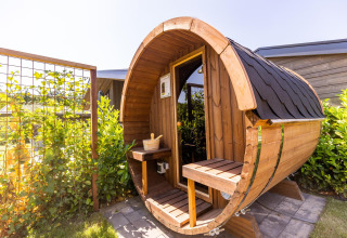 Fasssauna außerhalb der Villa Waterzicht Luxe mit Sauna im Ferienpark Molenvelden in den Niederlanden