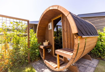 Sauna a botte esterna presso Villa Waterzicht Luxe con sauna, parco vacanze Molenvelden, Paesi Bassi