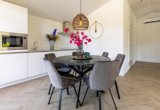 Moderne keuken en eethoek in Villa Waterzicht Luxe met Sauna, Holiday park Molenvelden, Nederland.