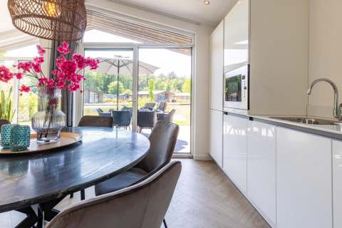 Helles Esszimmer und moderne Küche mit Blick auf die Terrasse in Villa Waterzicht Luxe met Sauna, Molenvelden.