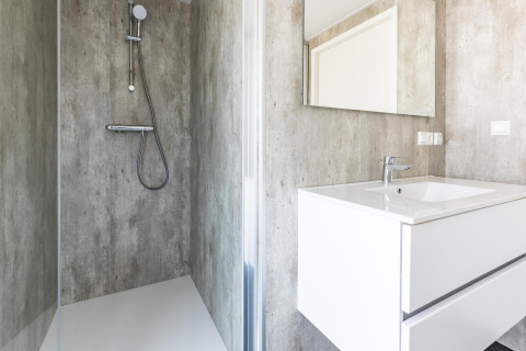 Modernes Badezimmer mit Dusche und Waschbecken in der Villa Waterzicht Luxe met Sauna im Ferienpark Molenvelden.