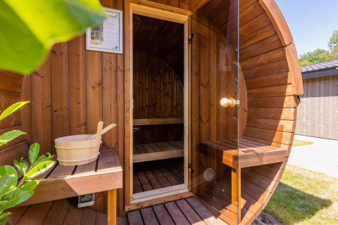 Sauna redonda de madera exterior en Villa Waterzicht Luxe con Sauna, Holiday park Molenvelden, Países Bajos.