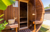Sauna rond en bois extérieur à la Villa Waterzicht Luxe avec Sauna, Holiday park Molenvelden, Pays-Bas.