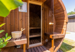 Sauna redonda de madera exterior en Villa Waterzicht Luxe con Sauna, Holiday park Molenvelden, Países Bajos.