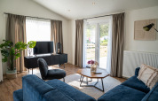 Modernes Wohnzimmer in der Villa Waterzicht Comfort im Holiday park Molenvelden, Niederlande, mit eleganter Einrichtung.