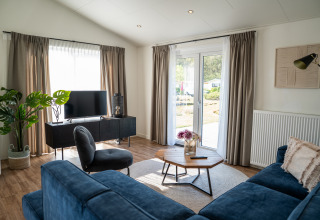 Elegante sala de estar en Villa Waterzicht Comfort en Holiday park Molenvelden, Países Bajos, con decoración moderna.