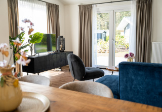 Soggiorno moderno in Villa Waterzicht Comfort con vista sul giardino, Holiday park Molenvelden, Paesi Bassi.