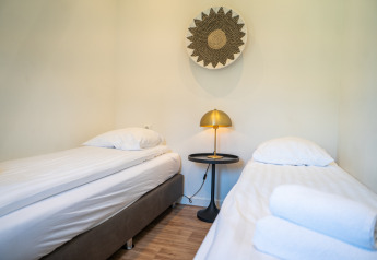 Moderne lodge Villa Waterzicht Comfort på Holiday park Molenvelden i Holland med to enkeltsenge.