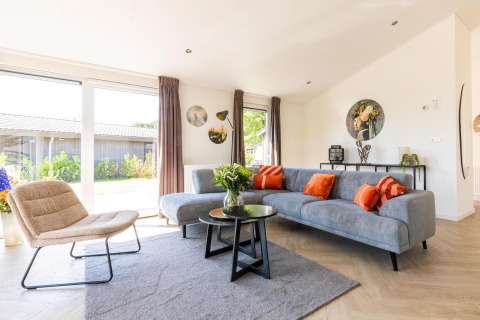 Helles Wohnzimmer in der Villa Waterzicht Luxe met Ligbad im Holiday Park Molenvelden, Niederlande.