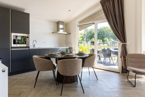 Moderne keuken en eetkamer in Villa Waterzicht Luxe met Ligbad, uitkijk op terras in Molenvelden.