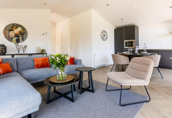 Salón y comedor elegante en Villa Waterzicht Luxe met Ligbad, Holiday park Molenvelden, Países Bajos.