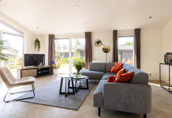 Heldere, moderne woonkamer in Villa Waterzicht Luxe met Ligbad in vakantiedomein Molenvelden, Nederland.