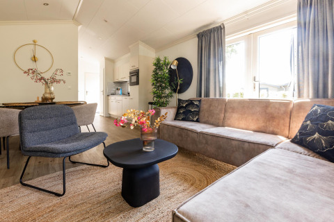 Sala de estar en White Lodge, Holiday park Molenvelden, Países Bajos, con decoración moderna y luz natural.