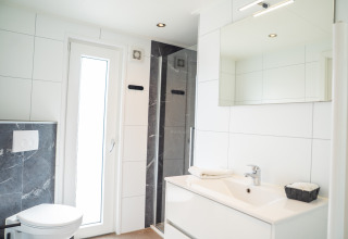 Salle de bain moderne et lumineuse à Wood Lodge Waterzicht, Holiday park Molenvelden, Pays-Bas.