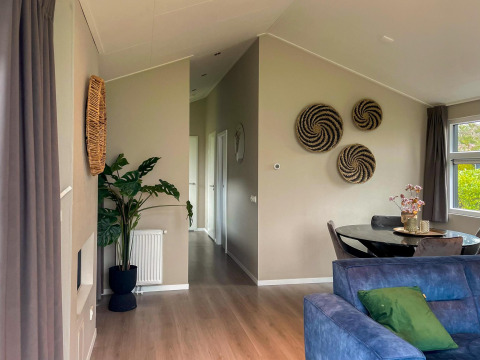 Soggiorno accogliente alla Wood Lodge, Holiday park Molenvelden, Paesi Bassi, con arredi moderni.