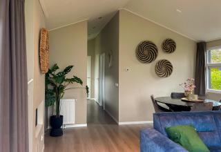 Acogedora sala de estar en Wood Lodge, Holiday Park Molenvelden, Países Bajos, con decoración moderna.