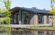 Lodge moderno con ampie finestre e terrazza sul lago, Villa Waterzicht Luxe met Hottub 4, Molenvelden, Paesi Bassi.