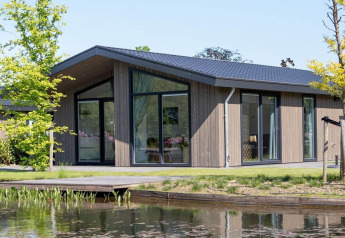 Lodge moderne au bord du lac avec grandes baies vitrées, Villa Waterzicht Luxe met Hottub 4, Molenvelden, Pays-Bas.