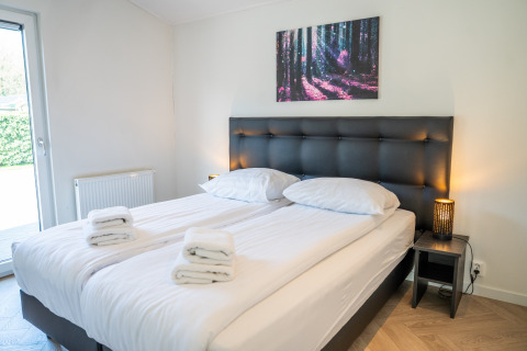 Dormitorio moderno en Villa Waterzicht Luxe met Hottub 6, parque de vacaciones Molenvelden, Países Bajos.