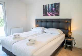 Dormitorio moderno en Villa Waterzicht Luxe met Hottub 6, parque de vacaciones Molenvelden, Países Bajos.