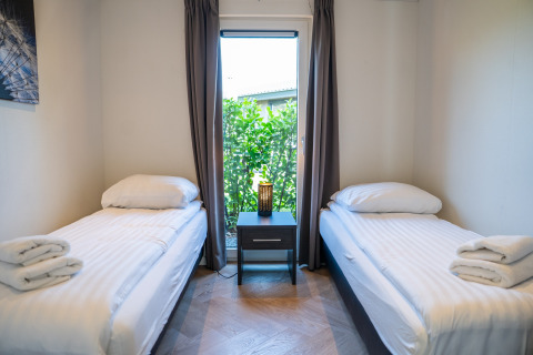 Chambre moderne à la Villa Waterzicht Luxe avec deux lits simples, Holiday park Molenvelden, Pays-Bas.