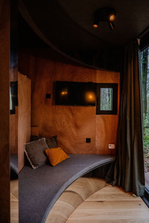 Modern interior of Slowlodge Echo at Zomerlicht in the Netherlands with wooden panels and cozy seating.