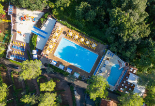 Luftfoto af Sandaya Le Pianacce feriepark i Toscana, Italien, med swimmingpools, solsenge og grøn natur.