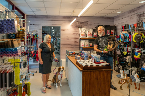 Clientes con perros compran en una tienda de mascotas en Sandaya Europa Village, un parque vacacional en Véneto, Italia.