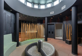 Espace spa moderne avec assises circulaires et bambous au Sandaya Europa Village, en Vénétie, Italie.