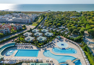 Luftfoto af Sandaya Europa Village feriepark i Veneto, Italien, med swimmingpools og udsigt til havet.
