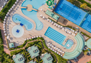 Vista aérea de Sandaya Europa Village en Veneto, Italia, con piscinas, canchas de tenis y alojamientos vacacionales.